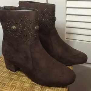 WOMEN'S FAUX SUEDE BOOTIE SIZE 9.5 WW BROWN